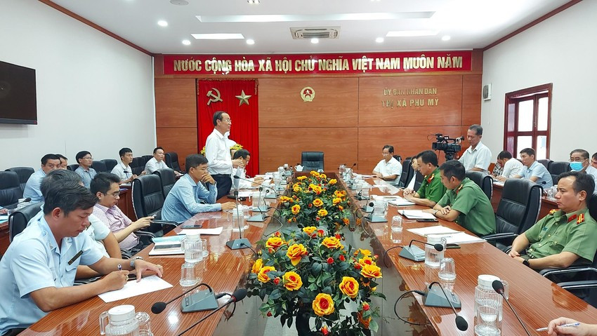 Cùng ngày, Công ty TNHH Cảng quốc tế Mỹ Xuân đã có văn bản gửi UBND thị xã Phú Mỹ cam kết không sử dụng công trình xây dựng trái phép vào mục đích tôn giáo tín ngưỡng. Công ty sẽ tạm dừng các hoạt động thi công xây dựng và tháo dỡ những cấu trúc được coi là tín ngưỡng, tôn giáo… (Ảnh: Cuộc họp chiều 30/8 tại UBND thị xã Phú Mỹ).