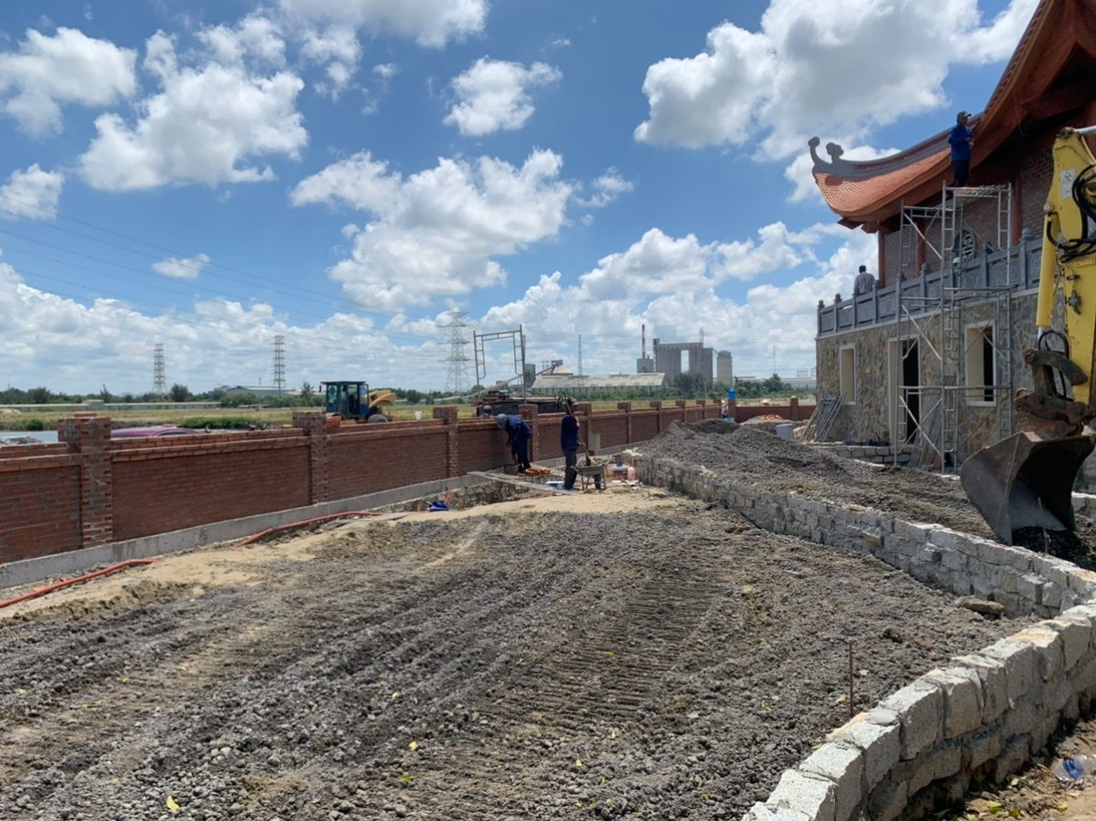 Chính quyền thị xã Phú Mỹ cùng các ngành chức năng của tỉnh Bà Rịa - Vũng Tàu đã kiểm tra thực địa và yêu cầu ngừng thi công công trình trái phép. Tuy nhiên, công trình đã hoàn thành gần như 100%. (Ảnh: Thanh Niên).