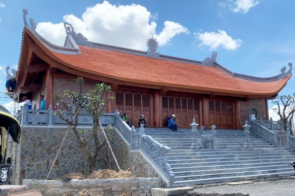 Ngày 12/8, UBND thị xã Phú Mỹ ban hành quyết định xử phạt vi phạm hành chính số tiền 130 triệu đồng đối với Công ty TNHH Cảng quốc tế Mỹ Xuân do tổ chức thi công xây dựng công trình “đền Phúc Giang” không có giấy phép. Tuy nhiên sau đó, Công ty TNHH Cảng quốc tế Mỹ Xuân vẫn không chấp hành ngừng thi công xây đền thờ trái phép theo văn bản cam kết. (Ảnh: Tiền Phong).