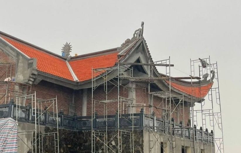 Ông Nguyễn Văn Thắm - Chủ tịch UBND thị xã Phú Mỹ, khẳng định trong thời hạn 90 ngày kể từ ngày 12/8, nếu Công ty TNHH Cảng quốc tế Mỹ Xuân không có giấy phép xây dựng đền thờ mà cũng không tự tháo dỡ thì chính quyền sẽ tổ chức cưỡng chế. (Ảnh: Thanh Niên).