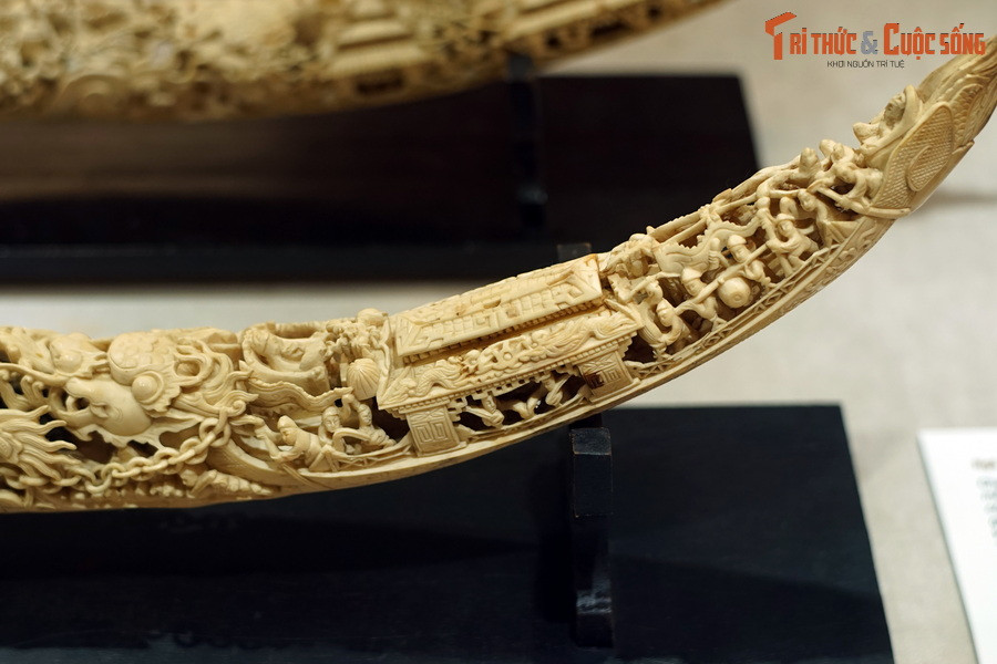 Những chiếc thuyền khắc trên ngà đều mang dáng dấp của con rồng lướt đi trên sóng nước.