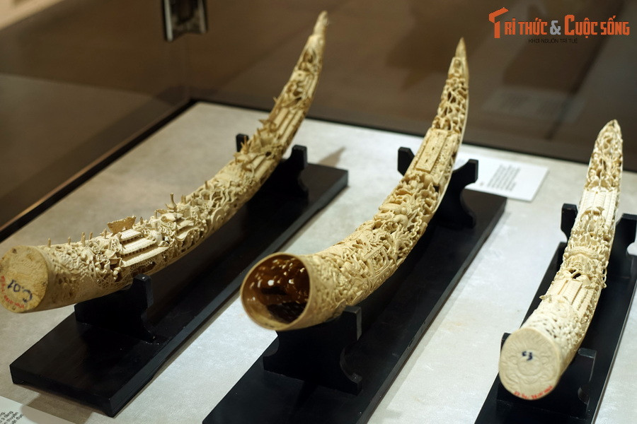 Dù có cùng mô-típ, nghệ thuật tạo hình trên mỗi chiếc ngà lại mang nét đặc sắc riêng, không chiếc nào giống chiếc nào.