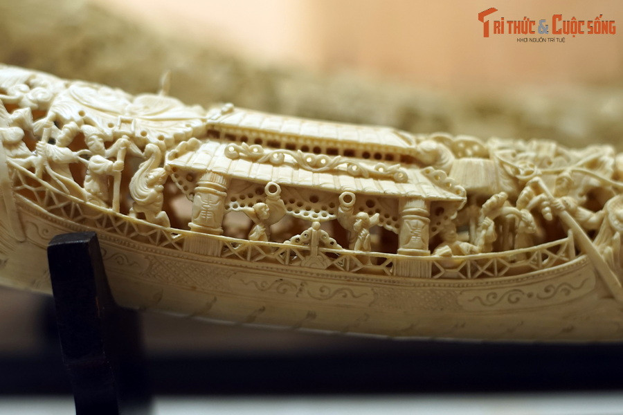 Trên thuyền rồng có cảnh sinh hoạt của nhiều nhân vật.