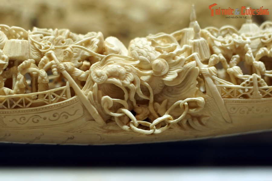 Trong ba chiếc ngà voi, hai chiếc thể hiện thuyền có dây xích móc vào nhau. Các mắt xích được chạm khắc cực kỳ khéo léo.