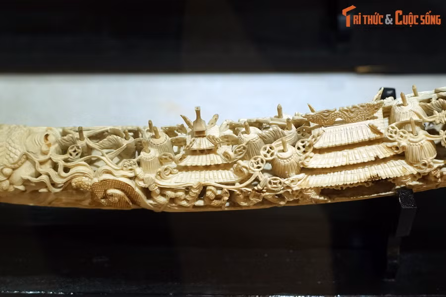 Có lẽ ba chiếc ngà voi này từng thuộc về những gia đình quyền quý ở Hà Nội đầu thế kỷ 20.