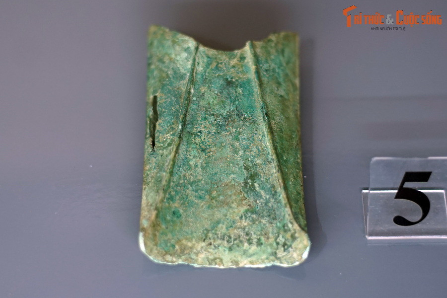 Qua các hiện vật này, hậu thế có thể phác họa một bức tranh sinh động về nền sản xuất nông nghiệp của người Việt hơn 2.000 năm trước. Ảnh: Lưỡi mai Đông Sơn.