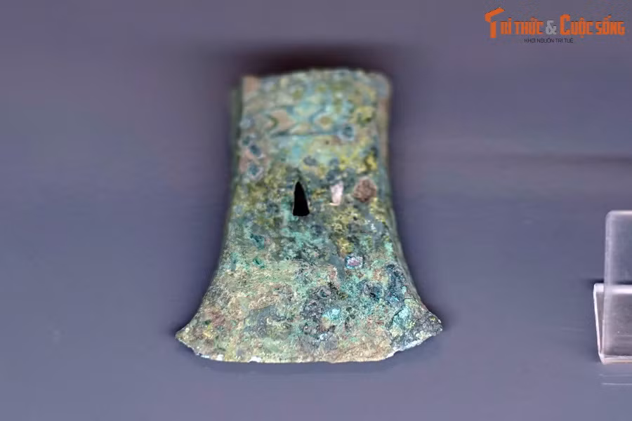 Một lưỡi rìu Đông Sơn.