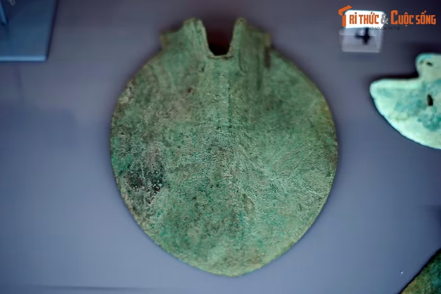 Đây là một chiếc lưỡi cày bằng đồng của người Việt, được giới thiệu trong trưng bày "Âm vang Đông Sơn" ở Bảo tàng Lịch sử Quốc gia Việt Nam. Văn hóa Đông Sơn có niên đại từ 2.500-2.000 năm trước, được các nhà khảo cổ học đặt tên dựa vào phát hiện ngẫu nhiên một nhóm đồ đồng cổ ở làng Đông Sơn (Thanh Hóa) vào năm 1924.