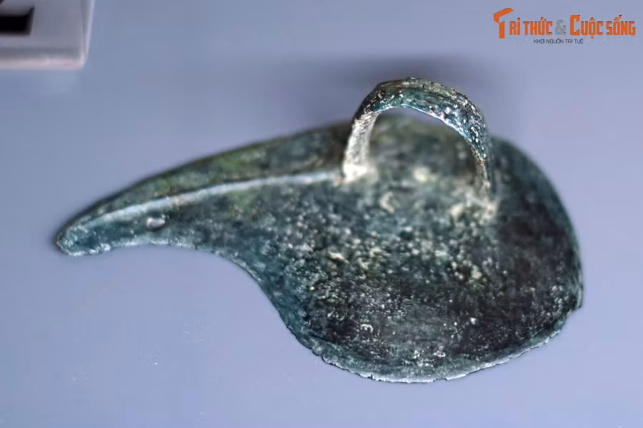 Không chỉ được chế tác tinh xảo, các công cụ lao động của văn hóa Đông Sơn còn có tính ứng dụng cao. Ảnh: Nhíp Đông Sơn.