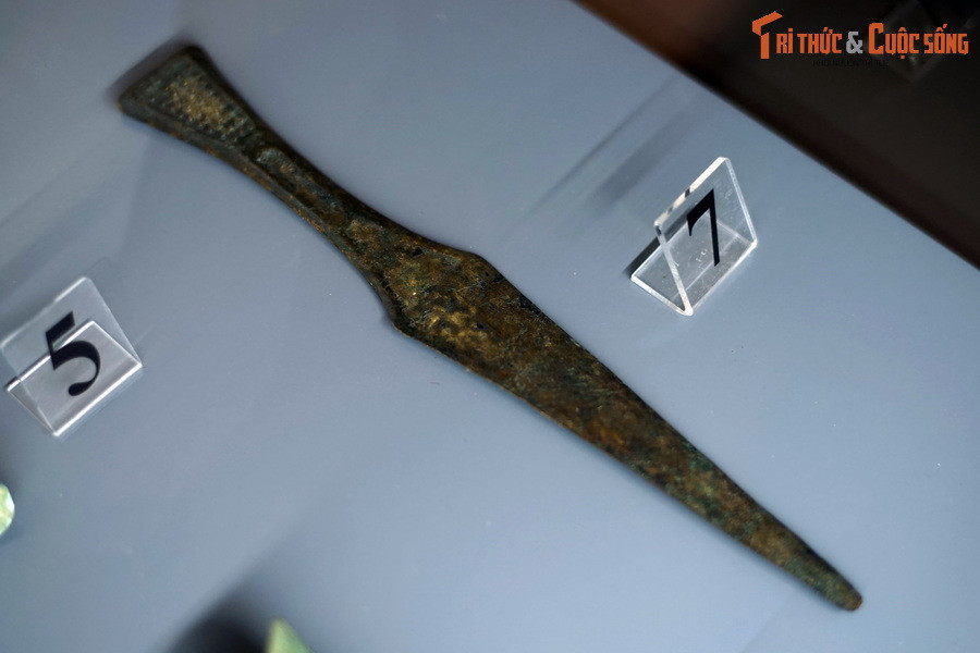 Bàn mài, một dụng cụ đa năng của cư dân văn hóa Đông Sơn.