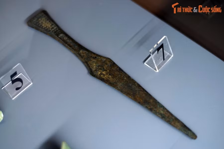 Bàn mài, một dụng cụ đa năng của cư dân văn hóa Đông Sơn.