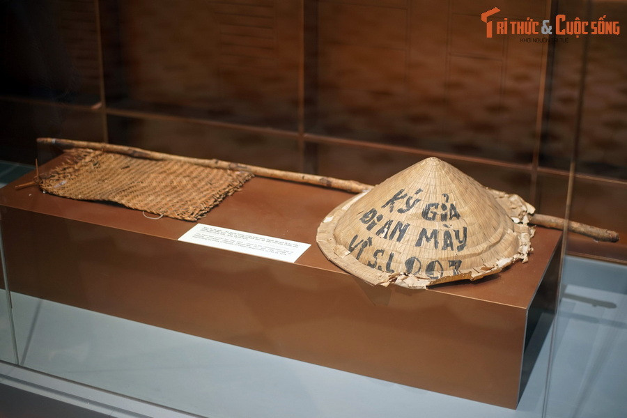 Đây là nón lá, bị, gậy được giới nhà báo Sài Gòn sử dụng trong cuộc biểu tình " Ký giả đi ăn mày" phản đối Sắc luật 007 đàn áp báo chí của chính quyền Sài Gòn, ngày 10/10/1974, hiện vật trưng bày tại Bảo tàng Thành phố Hồ Chí Minh.