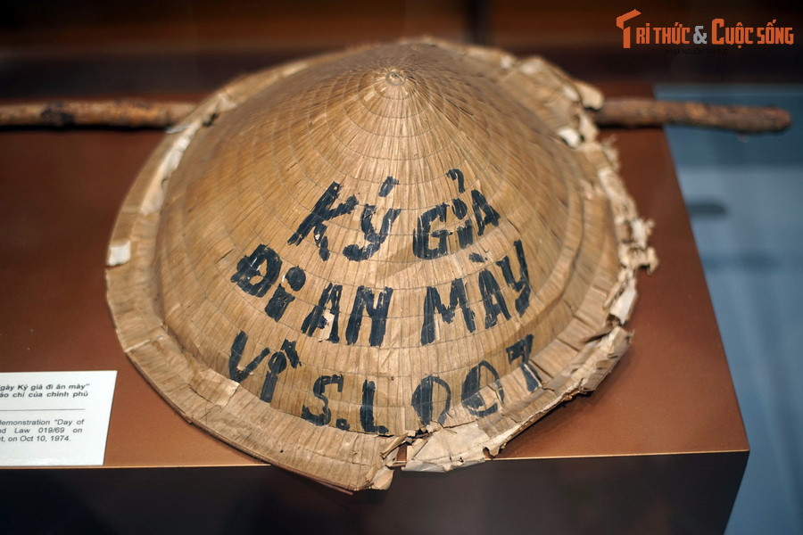 Chiếc nón có dòng chữ "Ký giả đi ăn mày vì S.L 007" (Sắc luật 07). Theo Báo Công Lý, vào năm 1974, chính quyền Sài Gòn cho áp dụng Sắc luật 007 với quy định số tiền phải ký quỹ rất lớn để được phép hoạt động. Ngoài ra, báo nào bị thu hồi lần thứ hai do có bài vi phạm an ninh quốc gia và trật tự công cộng sẽ bị đóng cửa vĩnh viễn.