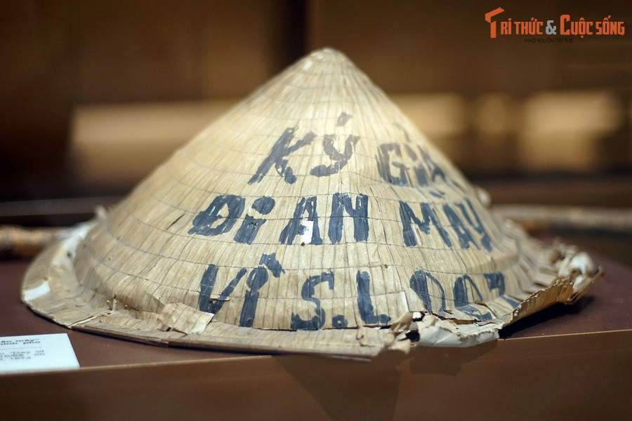 Đúng 8 giờ sáng ngày 10/10/1974, ông Nguyễn Kiên Giang (chủ tịch Nghiệp đoàn Nam Việt) thay mặt Ban tổ chức đọc bản tuyên bố "Báo chí phải đi ăn mày vì Luật 007 của Tổng thống Thiệu".