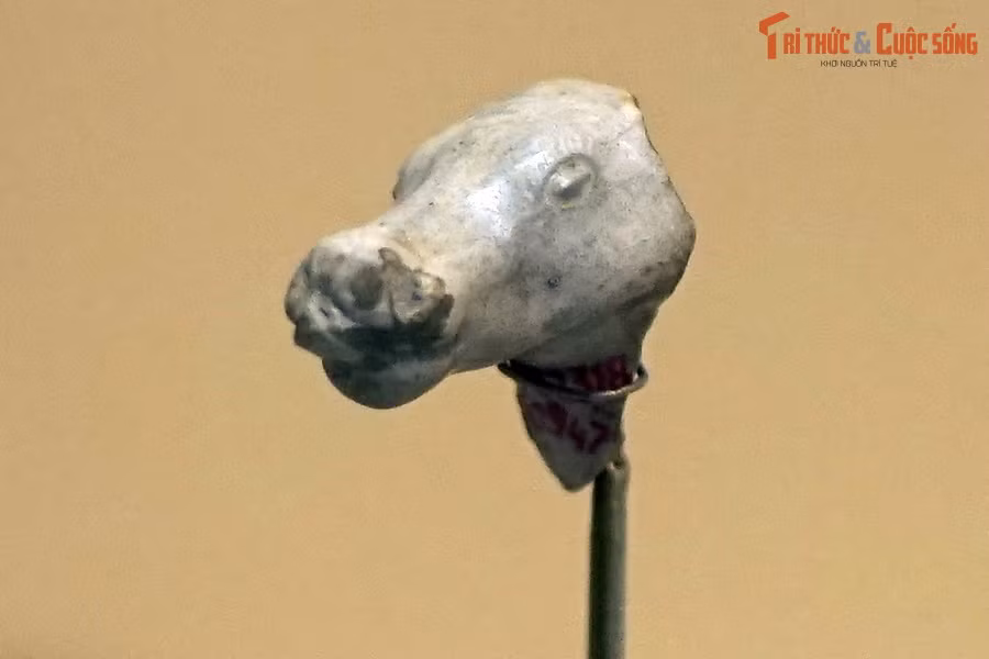 Đầu tượng ngựa thời Lý. Trong văn hóa Việt, ngựa là con giáp thứ 7 trong 12 con giáp. Trong giáo lý nhà Phật, linh vật này là biểu tượng cho năng lượng và sự nỗ lực trong việc hành Phật pháp, là phương tiện di chuyển của tâm linh.