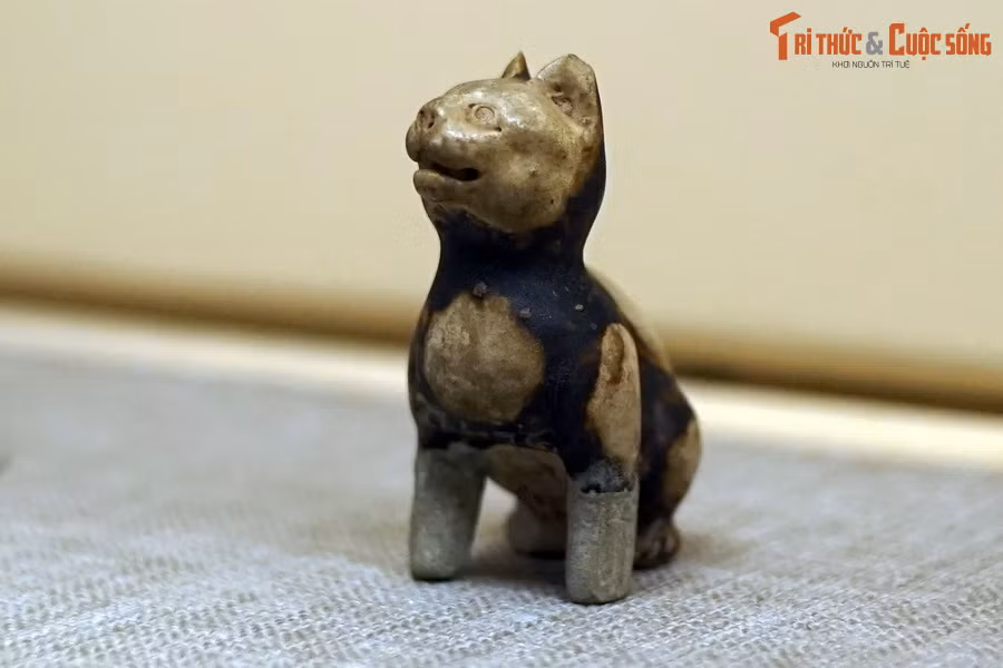 Tượng mèo thời Lý. Mèo là con giáp thứ tư trong 12 con giáp theo quan niệm truyền thống của người Việt. Hình tượng mèo khá hiếm gặp trên cổ vật Việt Nam.