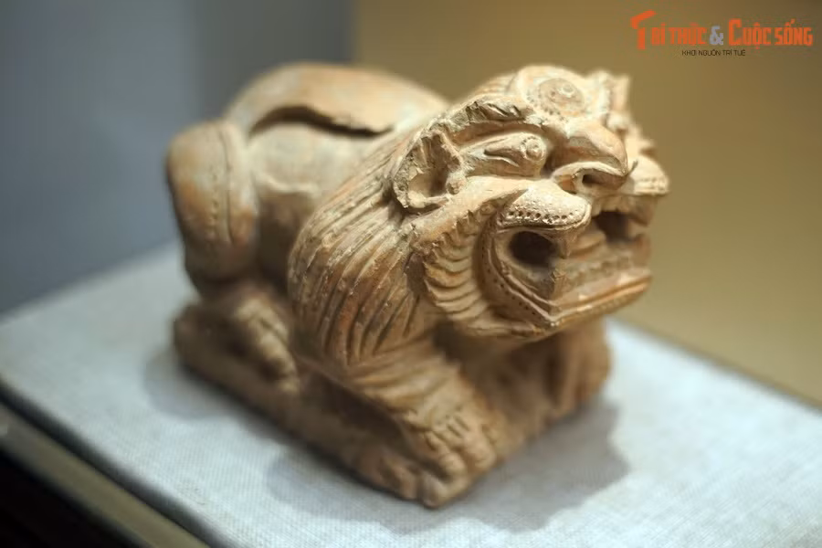 Tượng sư tử thời Lý. nguyên là linh vật Phật giáo, được truyền vào Việt Nam theo sự du nhập của Phật giáo, nhưng được cải biến phù hợp với truyền thống, bản sắc văn hóa dân tộc.