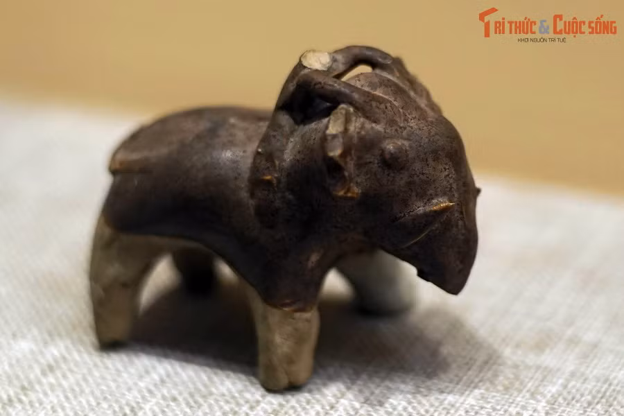 Tượng người cưỡi voi thời Lý. Voi là con vật gần gũi với người Việt, được thuần dưỡng để làm phương tiện vận tải và phục vụ mục đích quân sự.