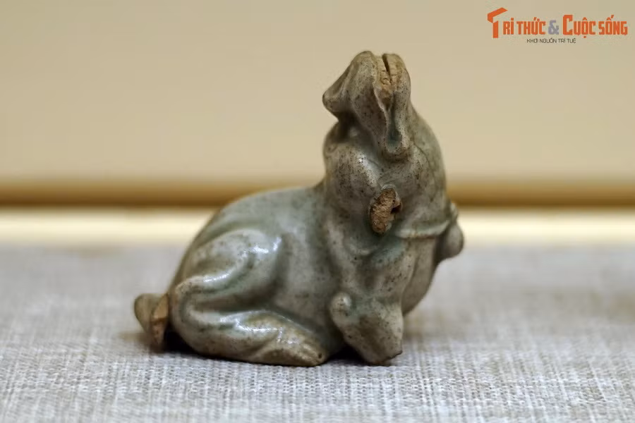 Bức tượng thời Lý này được các nhà nghiên cứu cho là thể hiện một con hải cẩu. Có thể nói, hình tượng hải cẩu cực kỳ hiếm gặp trên cổ vật Việt Nam, vì loài vật này không sống ở mảnh đất hình chữ S. Người Việt xưa chỉ có thể gặp hải cẩu khi chúng vô tình trôi dạt vào bờ biển