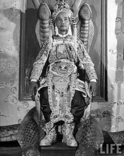 Giáo chủ Phạm Công Tắc ngồi trên chiếc ngai hình rắn.