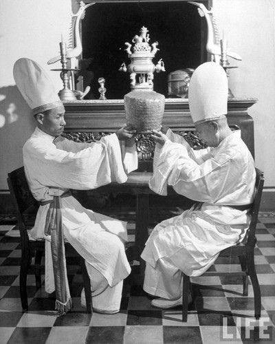 Hai vị chức sắc thực hiện nghi lễ.