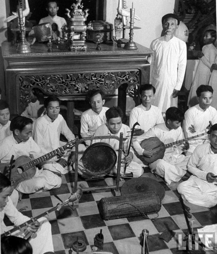 Ban lễ nhạc diễn tấu nhạc trong thánh lễ bằng các nhạc cụ truyền thống.