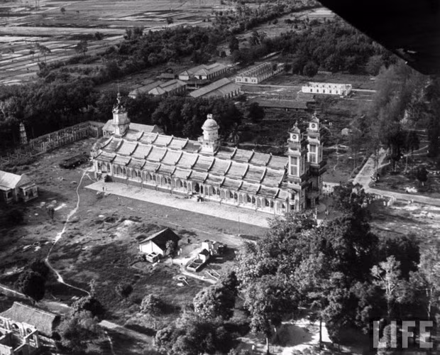 Toàn cảnh Tòa thánh Tây Ninh nhìn từ máy bay, tháng 7/1948, một năm sau thời điểm khánh thành.