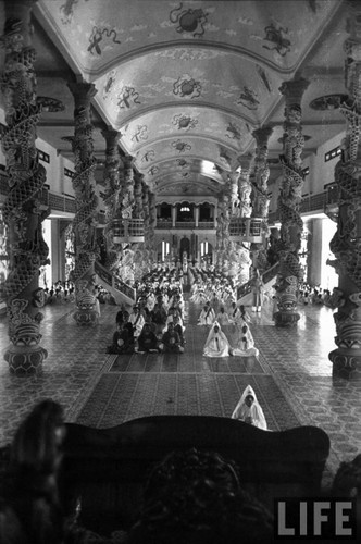 Góc nhìn từ điện thờ.