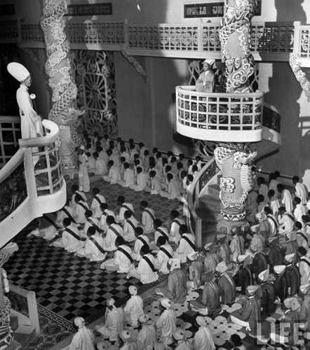 Hàng trăm tín đồ hành lễ trong tòa thánh.