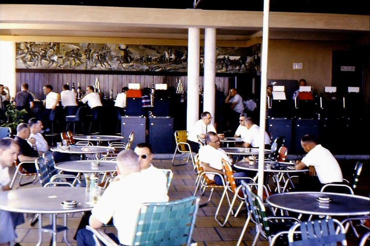 Quán bar trên sân thượng khách sạn Rex, 1964. Ảnh: Donald Pickett.