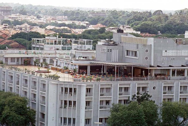 Sân thượng khách sạn Rex năm 1963. Đây là nơi nghỉ dưỡng với hồ bơi, quán bar, nhà hàng..., 1963. Ảnh: Pete Komada.