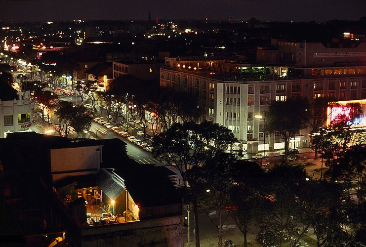 Khách sạn Rex nhìn từ khách sạn Caravelle vào buổi tối, 1965. Ảnh: Wilbur E. Garrett.