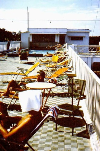 Quân nhân Mỹ thư giãn tại khu vực hồ bơi trên sân thượng khách sạn Rex, 1964. Ảnh: Donald Pickett.