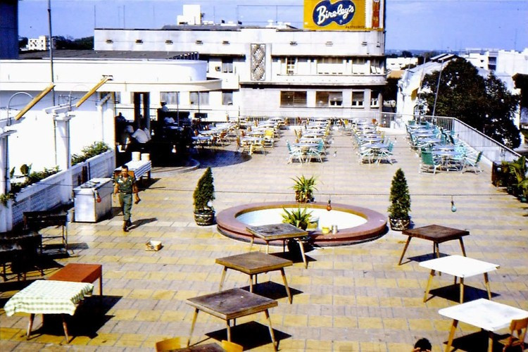 Một góc sân thượng khách sạn Rex, 1964. Ảnh: Donald Pickett.