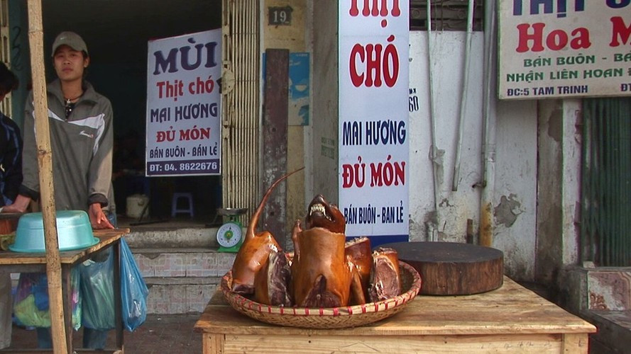 Đầu thế kỷ 21, thịt chó vẫn được tiêu thụ ở nhiều vùng của Trung Quốc, Hàn Quốc và Việt Nam, một số vùng của Thụy Sĩ, cũng như các vùng của châu Âu, châu Mỹ, lục địa châu Phi..., vị khách Tây cho hay.
