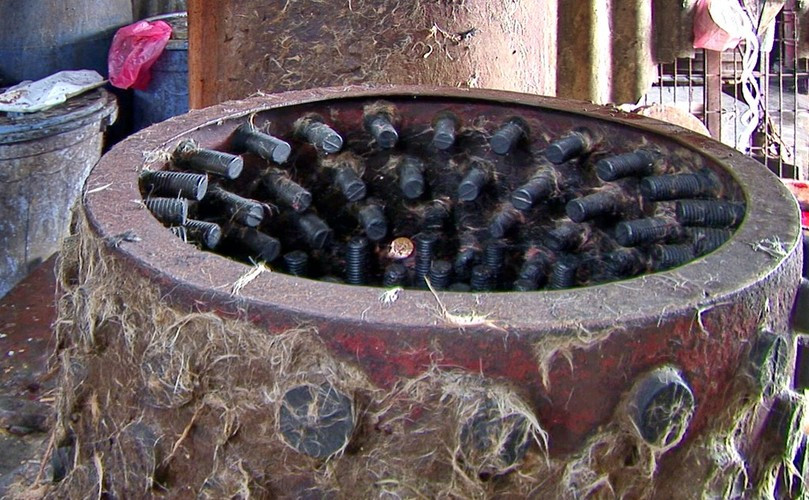 Vật dụng kỳ lạ này dùng để làm sạch lông chó. So với 17 năm trước, nhu cầu ăn thịt chó ở Việt Nam hiện nay đã suy giảm rõ rệt, đặc biệt là trong giới trẻ, chủ yếu do sự hội nhập ngày càng sâu rộng với văn hóa toàn cầu.