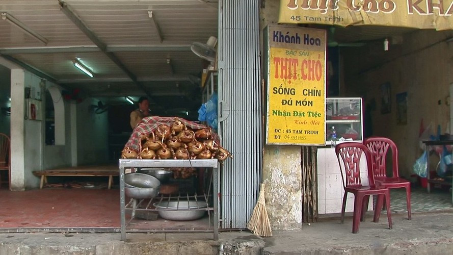 Ở một quốc gia có nền văn hóa gần gũi với Việt Nam là Hàn Quốc, Quốc hội đã thông qua dự luật nhằm chấm dứt việc bán và ăn thịt chó trên toàn quốc vào đầu năm 2024, bắt đầu có hiệu lực từ năm 2027.