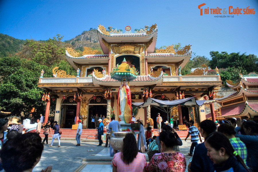 Theo truyền thuyết, Bà Đen lúc sinh thời có tên là Lý Thị Thiên Hương. Sau khi tử tiết để giữ lòng trung trinh với người bạn đời của mình, bà đã có ba lần hiển linh trên núi. Câu chuyện về bà làm cho những sắc màu linh thiêng bao trùm lên ngọn núi hùng vĩ của mảnh đất Tây Ninh...