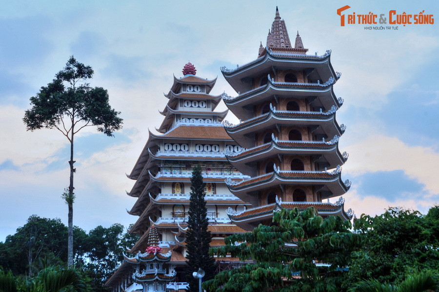 Trên núi Cấm còn có nhiều công trình kiến trúc tâm linh độc đáo khác như Chùa Vạn Linh, chùa Phật Lớn. Ngọn núi này đã trở thành điểm hành hương, tham quan không thể bỏ qua của du khách khi ghé thăm mảnh đất An Giang.