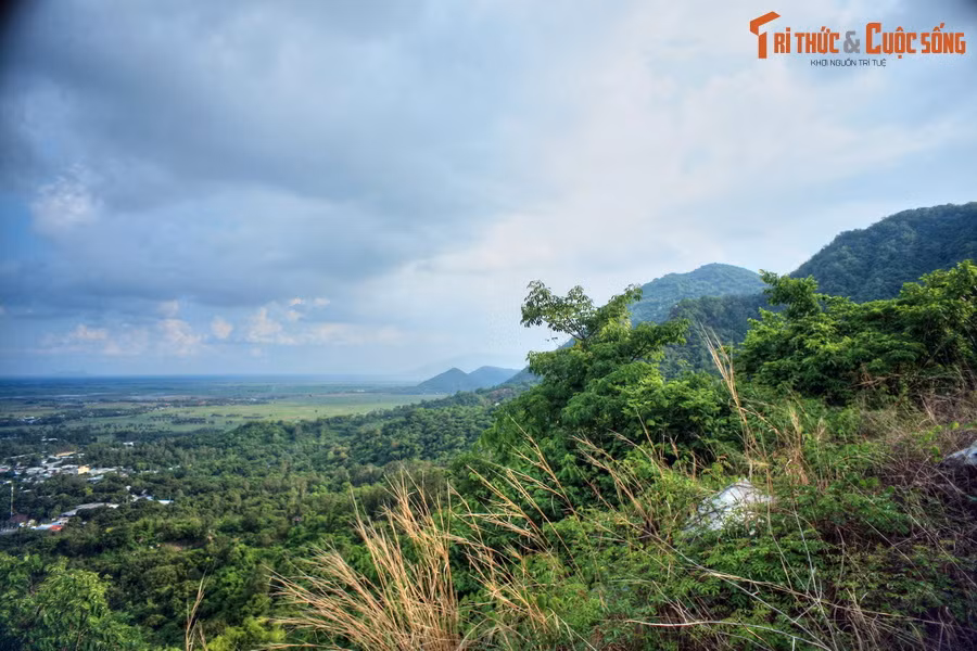 Là một ngọn núi thiêng nổi tiếng, có vai trò quan trọng trong lịch sử và văn hóa của miền đất Nam Bộ, núi Cấm gắn với những truyền thuyết nhuốm màu kỳ bí được lưu truyền qua nhiều thế kỷ về những bậc đạo sư có phép màu thần thông, loài mãng xà khổng lồ, lời nguyền đáng sợ...