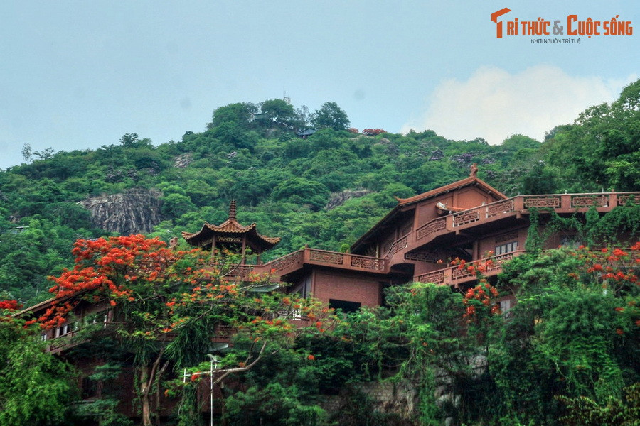 3. Núi Sam là một quá núi cao 284 mét nằm ở phía tây thành phố Châu Đốc, tỉnh An Giang. Không có tầm vóc to lớn như núi Bà Đen và núi Cấm nhưng ngọn núi này vẫn được du khách gần xa biết đến như một trong những điểm hành hương hàng đầu Nam Bộ.