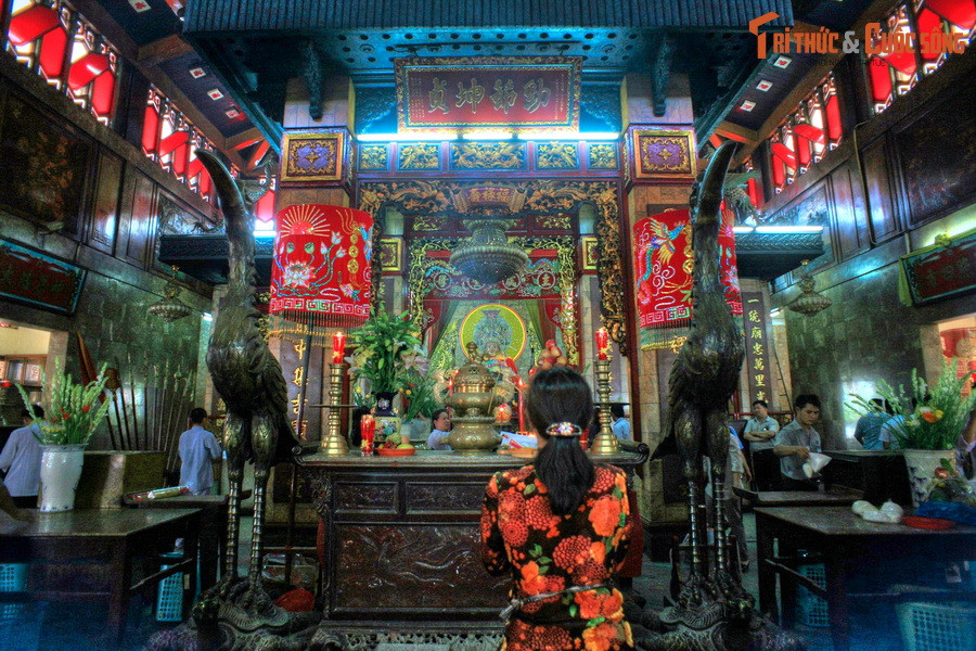 Lễ hội Vía Bà Chúa Xứ Núi Sam được tổ chức trang trọng từ ngày 23 đến 27 tháng 4 âm lịch hàng năm, được công nhận là Lễ hội cấp Quốc gia từ năm 2001. Đây là lễ hội có quy mô lớn bậc nhất Nam Bộ.