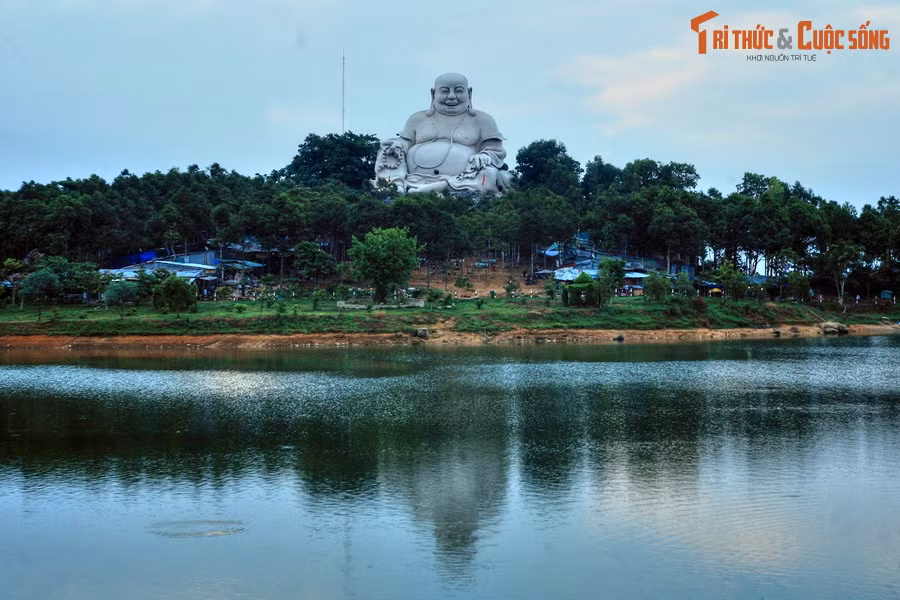 Từ một vùng đất hoang vu, trong những thập niên gần đây núi Cấm đã được đầu tư để trở thành địa điểm du lịch tâm linh tầm cỡ trong khu vực. Điểm nhấn của vùng núi này là hồ Thủy Liêm với tượng Phật Di Lặc khổng lồ soi bóng xuống mặt nước trong xanh