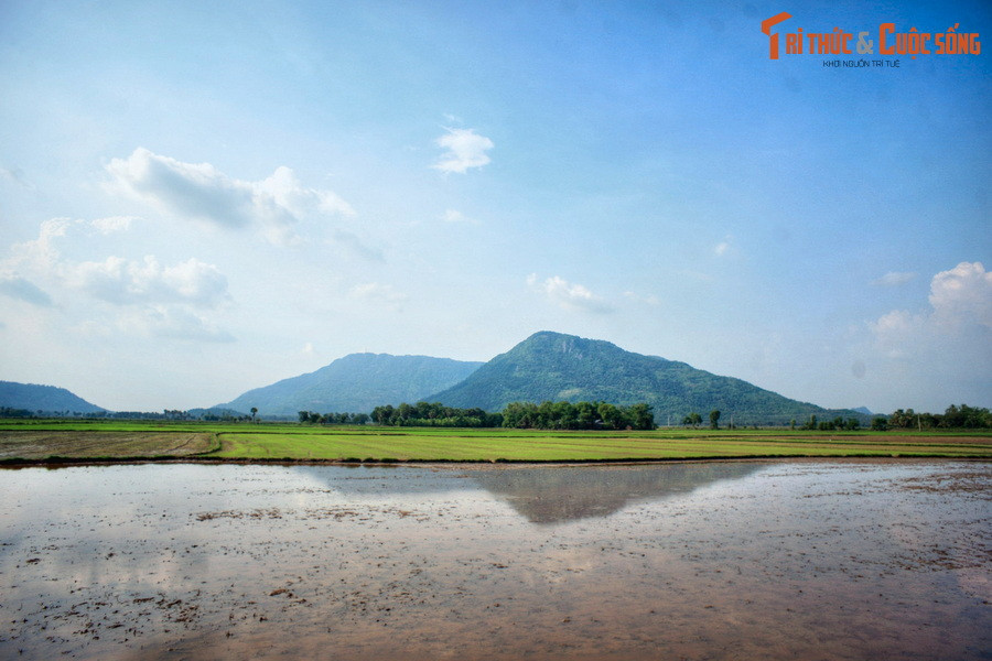 2. Nằm ở huyện Tịnh Biên, tỉnh An Giang, Núi Cấm (Cấm Sơn) là đỉnh núi cao nhất trong Thất Sơn (gồm bảy ngọn núi không liên tục, đột khởi trên đồng bằng miền Tây Nam Bộ) và cũng là ngọn núi cao nhất Đồng Bằng Sông Cửu Long với độ cao 705 mét.