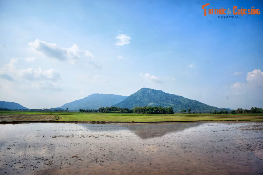 2. Nằm ở huyện Tịnh Biên, tỉnh An Giang, Núi Cấm (Cấm Sơn) là đỉnh núi cao nhất trong Thất Sơn (gồm bảy ngọn núi không liên tục, đột khởi trên đồng bằng miền Tây Nam Bộ) và cũng là ngọn núi cao nhất Đồng Bằng Sông Cửu Long với độ cao 705 mét.