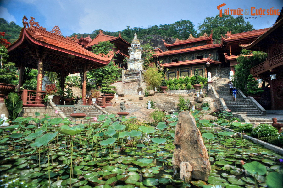 Ngoài miếu Bà Chùa Xứ, núi Sam còn có nhiều di tích lịch sử, kiến trúc đặc sắc khác như chùa Tây An, lăng Thoại Ngọc Hầu, chùa Phước Điền (còn gọi Chùa Hang).