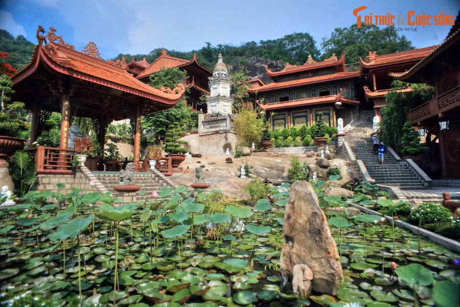 Ngoài miếu Bà Chùa Xứ, núi Sam còn có nhiều di tích lịch sử, kiến trúc đặc sắc khác như chùa Tây An, lăng Thoại Ngọc Hầu, chùa Phước Điền (còn gọi Chùa Hang).