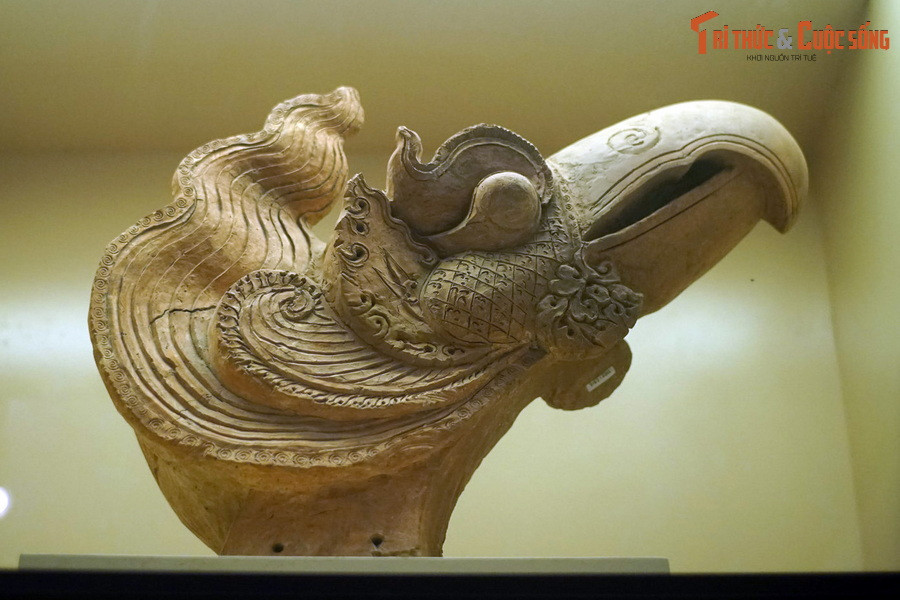  Thời Trần kéo dài 175 năm (1226-1400) với 13 triều vua. Từ khi nắm quyền cai trị, hoàng tộc Trần vẫn duy trì, phát huy thành tựu của triều Lý, tiếp tục tạo nên sức mạnh to lớn trong công cuộc bảo vệ đất nước. Ảnh: Tượng đầu phượng trang trí nóc mái bằng đất nung thời Trần.