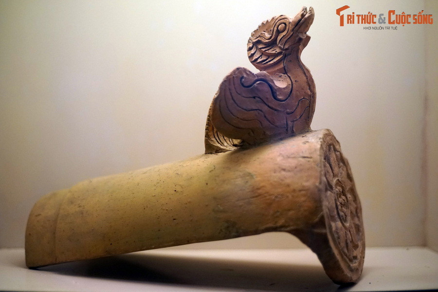 Năm 1230, trên cơ sở Thăng Long thời Lý, nhà Trần quy hoạch lại trung tâm hoàng cung, xây dựng hai quần thể kiến trúc lớn ở phía Đông và phía Tây của điện Thiên An. Ảnh: Ngói úp nóc gắn tượng uyên ương thời Trần.