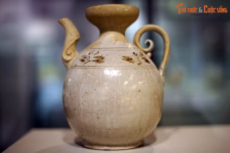 Thời kỳ này, các lò gốm ở Thăng Long sản xuất nhiều loại đồ gốm cao cấp dùng trong hoàng cung với nhiều dòng gốm men trắng, men ngọc, men xanh lục, men nâu, hoa nâu và lam. Ảnh: Bình rượu gốm men nâu thời Trần.